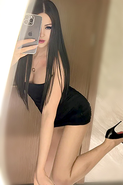 Berlin Escort Karina uwodzicielska luksusowa dama dla zmysłowego erotyzmu stóp i intymnych gier